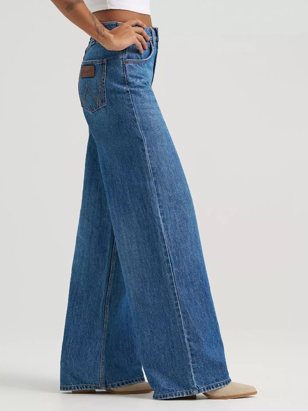 WRANGLER | Women's Retro Bailey High Rise Wide Leg Jeans in the Yvette wash. - Picture 3 of 14